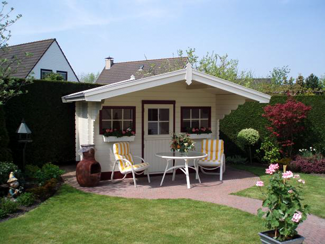 Een handige blokhut gebouwd in Rotterdam als opbergruimte voor in de tuin. Daarnaast heeft de blokhut een luifel met ruimte voor een zitplaats.