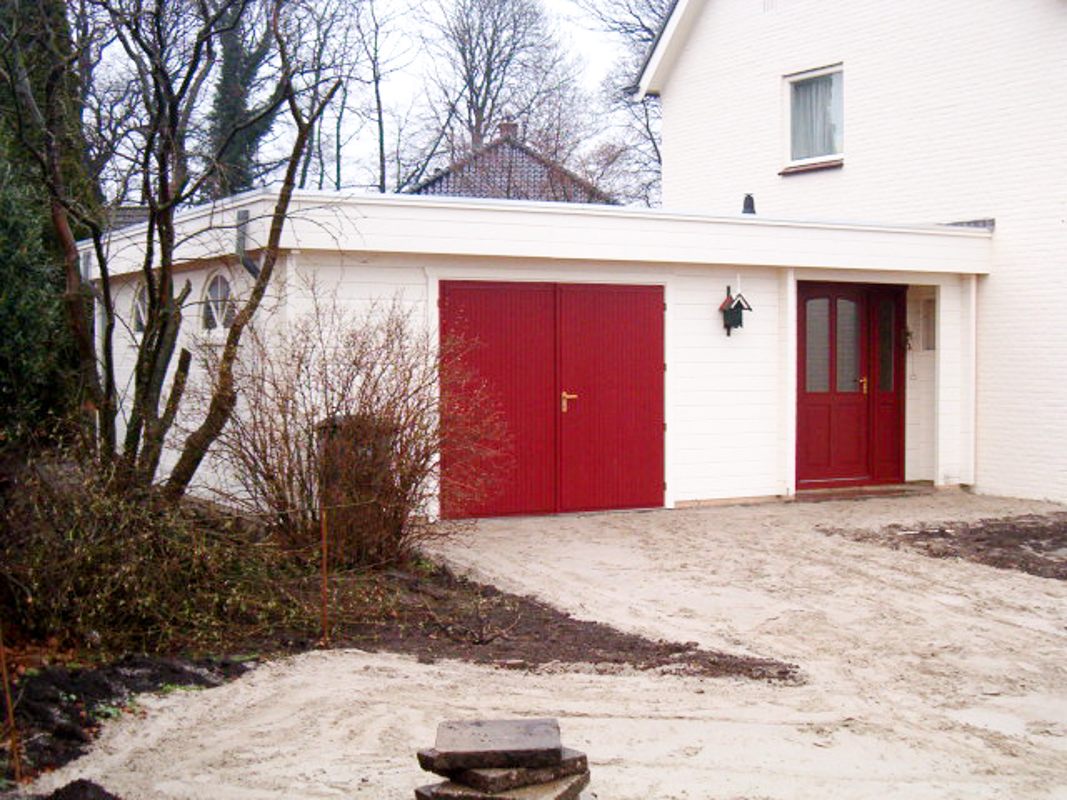 Garage in Laren met een entree aan de woning. Plat dak met bituum.